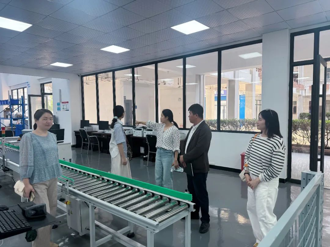智慧供应链生产性实训中心参观(1).jpg